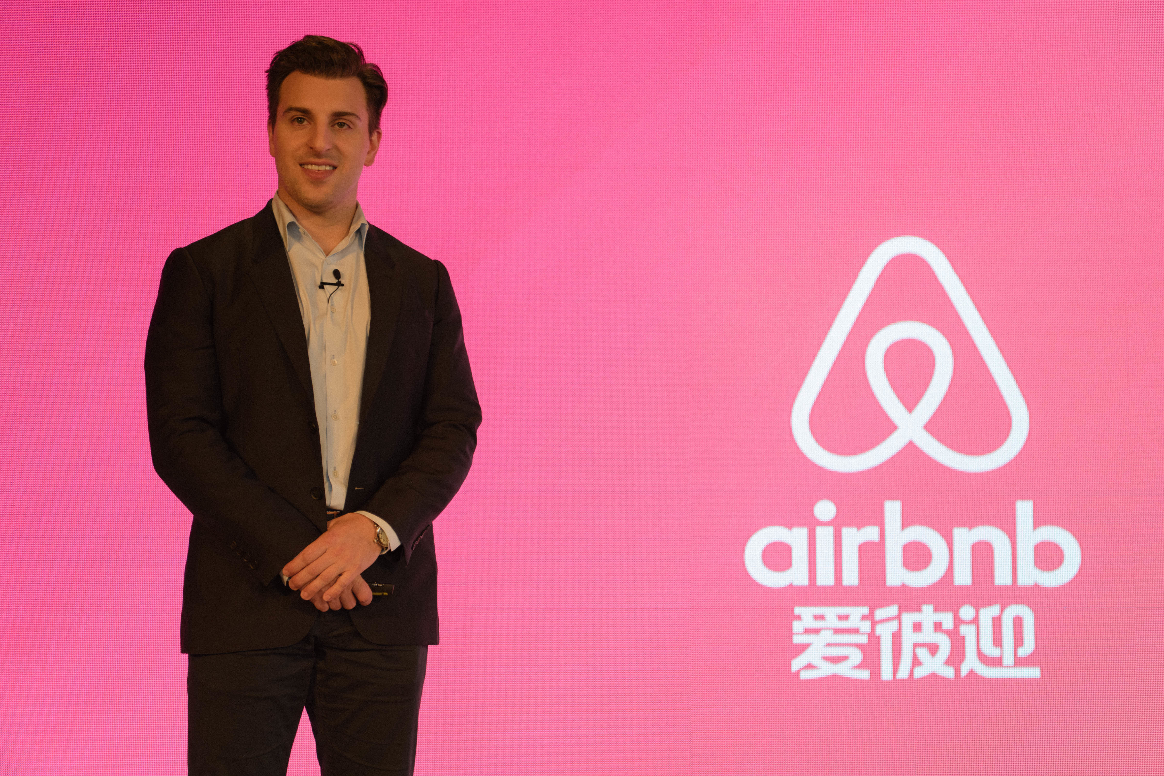 airbnb 起了个中文名「爱彼迎」,虽然不太好听,但也不重要